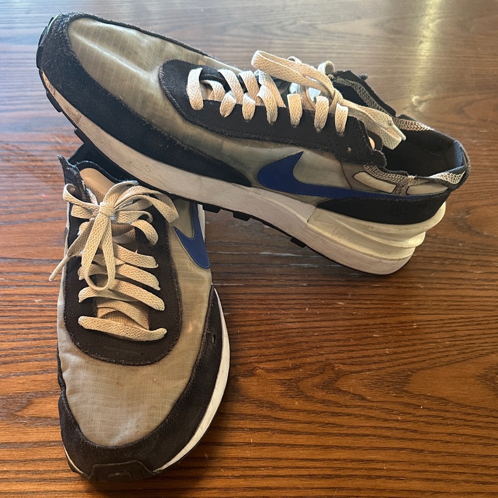 Nike Men's Navy Sneakers with Blue Accents